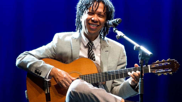  Em show no Rio, Djavan se revolta com afundamento do solo em Maceió: ‘É um absurdo’