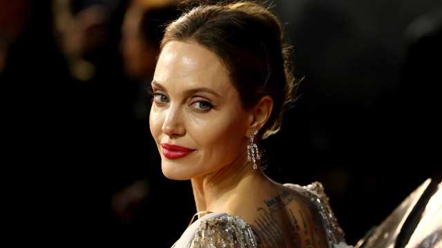  Angelina Jolie diz não conseguir viver livremente após se separar de Brad Pitt