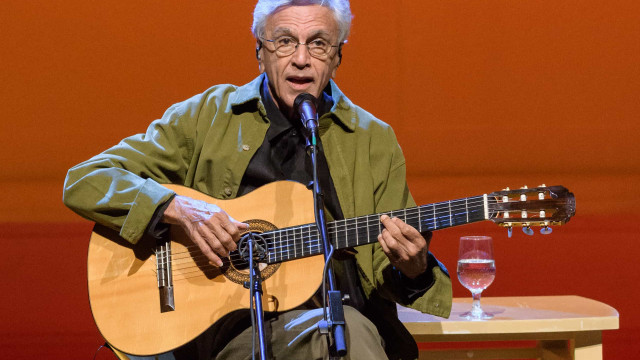  Caetano Veloso presta homenagem a Carlos Lyra e se emociona durante show