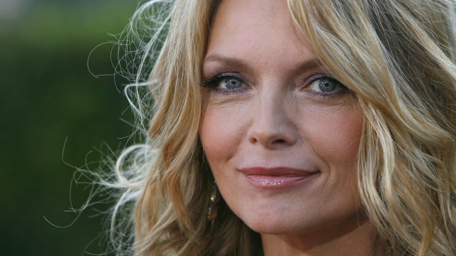  Michelle Pfeiffer aparece com olho roxo; entenda