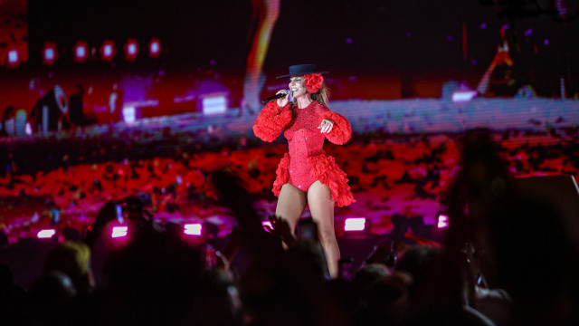  Ivete Sangalo canta com segurança e as filhas gêmeas em show no Maracanã
