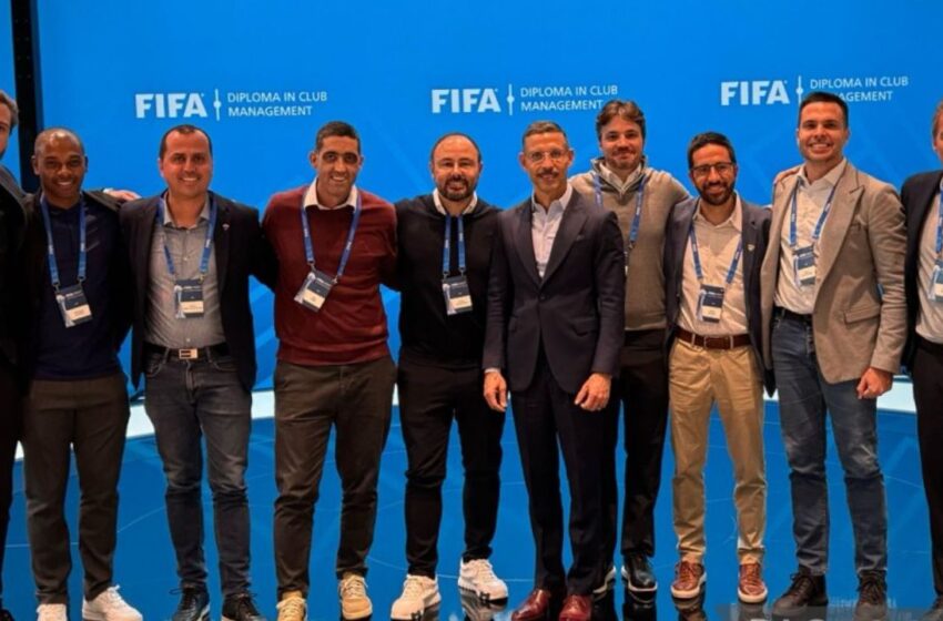  CEO do Coritiba recebe diploma da Fifa ao lado de Fernandinho, do Athletico