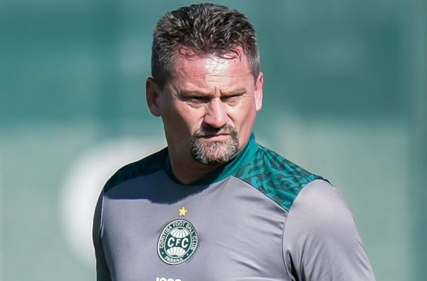  Novo técnico do Coritiba destaca caminho para acesso e prega respeito à torcida