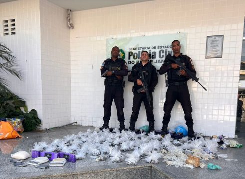  PM apreende grande quantidade de drogas em creche de Campos
