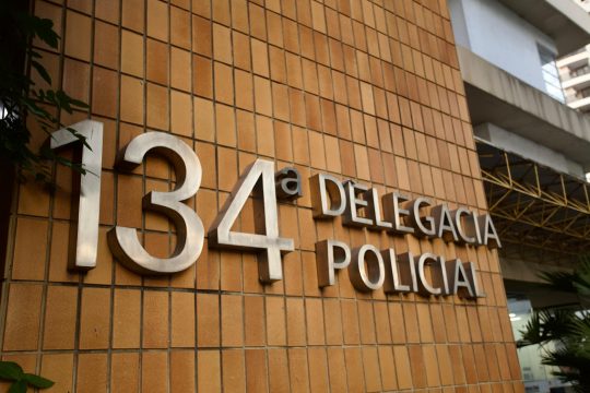  Homens invadem casa e roubam cerca de R$ 100 mil em joias, em Campos