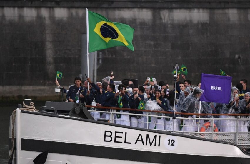  No barco Bel Ami, delegação do Brasil desfila no rio Sena na abertura da Olimpíada de Paris 2024