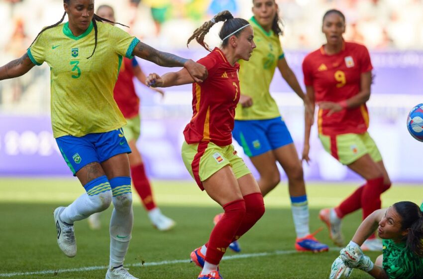  Com Marta expulsa, seleção feminina perde da Espanha e tem chances remotas de classificação