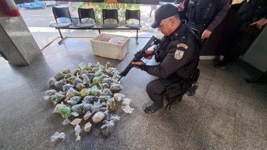  Polícia Militar apreende 8 mil pinos de cocaína e maconha na Portelinha, em Campos