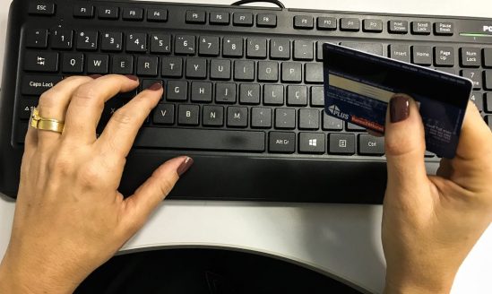  Juros do cartão de crédito sobem e atingem 429,5% ao ano em junho