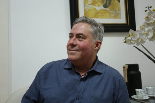  Falando com conhecimento de muitas causas