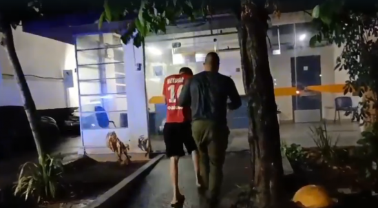  Homem é preso após agredir companheira com guarda-chuva, em Campos