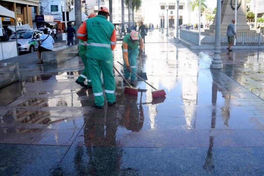  Após feriado e festividades, Praça São Salvador passa por  limpeza e lavagem