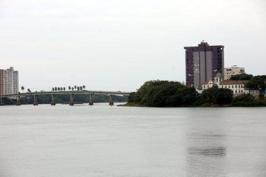  Motociclista é arrastado por caminhão e cai no rio, em Campos