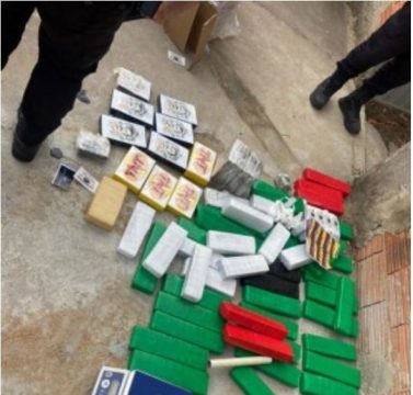  Polícia apreende mais de 100 quilos de drogas no bairro da Penha, em Campos