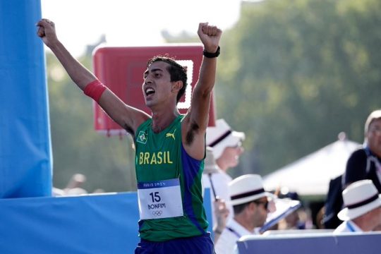 Brasil conquista medalha de prata na marcha atlética com Caio Bonfim
