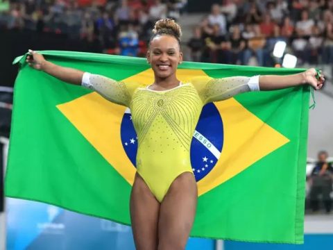  Rebeca Andrade faz história e conquista medalha de prata na ginástica artística individual