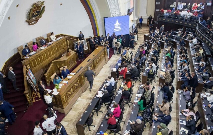  Deputados chavistas respondem a Maduro e propõem lei para regular redes sociais