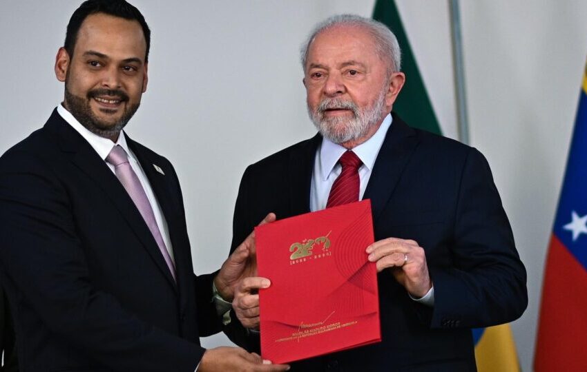  Embaixador da Venezuela volta a Brasília após Lula dizer que Maduro “não é problema do Brasil”