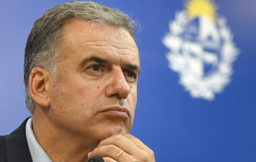  Presidente eleito do Uruguai não descarta convidar Maduro para posse