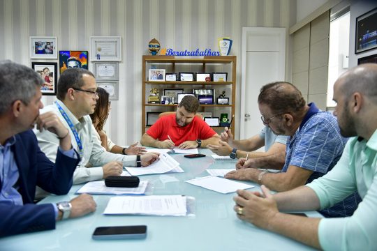  Wladimir e Caixa assinam contratos para construção de 400 casas em Donana