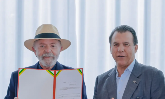 Lula assina decreto que eleva salário mínimo para R$ 1.518