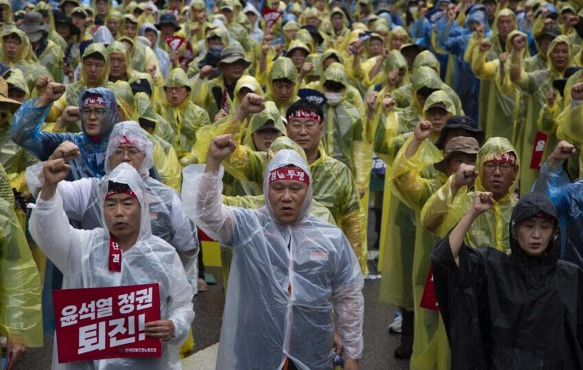  Maior sindicato da Coreia do Sul anuncia greve geral exigindo renúncia do presidente Yoon Suk-yeol
