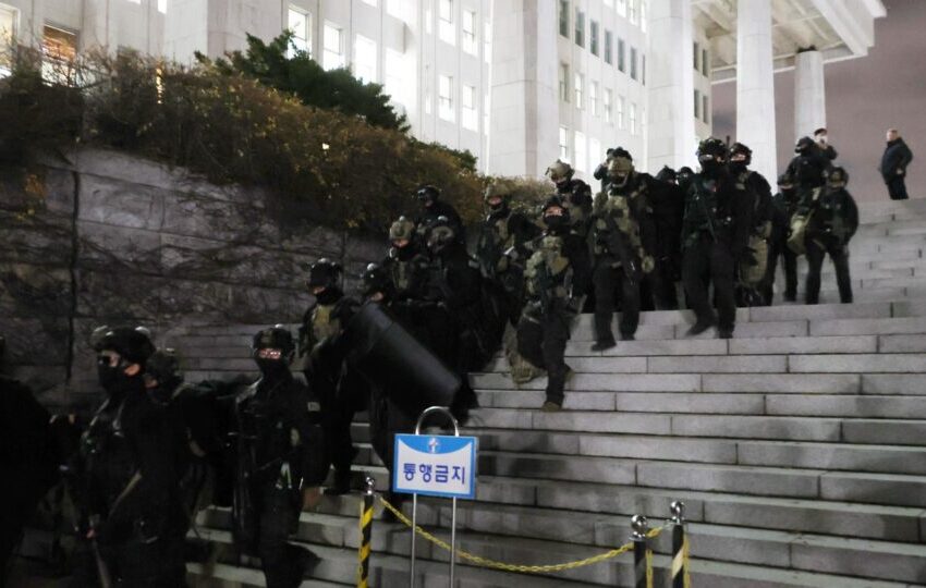  Parlamento da Coreia do Sul tem tumulto após votação contra lei marcial decretada pelo presidente