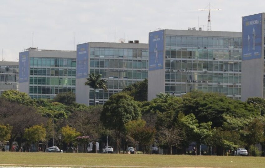  Governo apresenta MP para reajustar salário de servidores federais