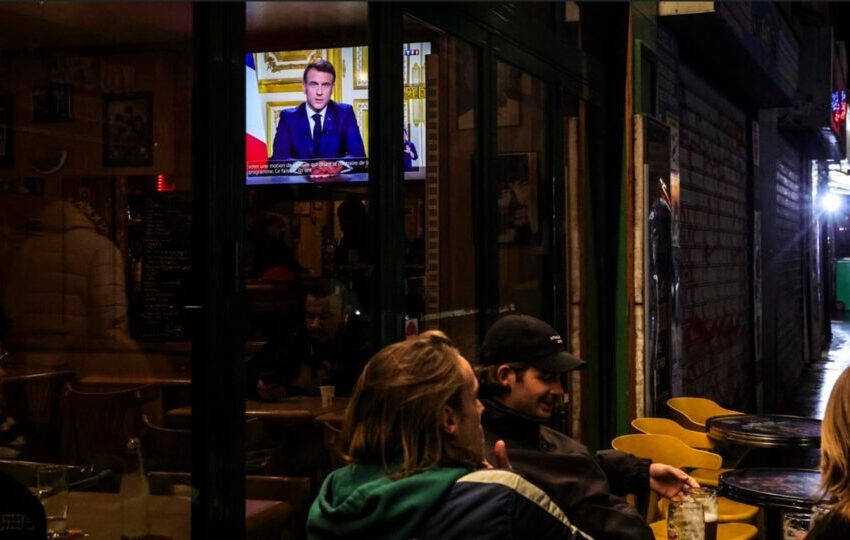  Macron culpa “extrema esquerda” e “extrema direita” por queda de premiê