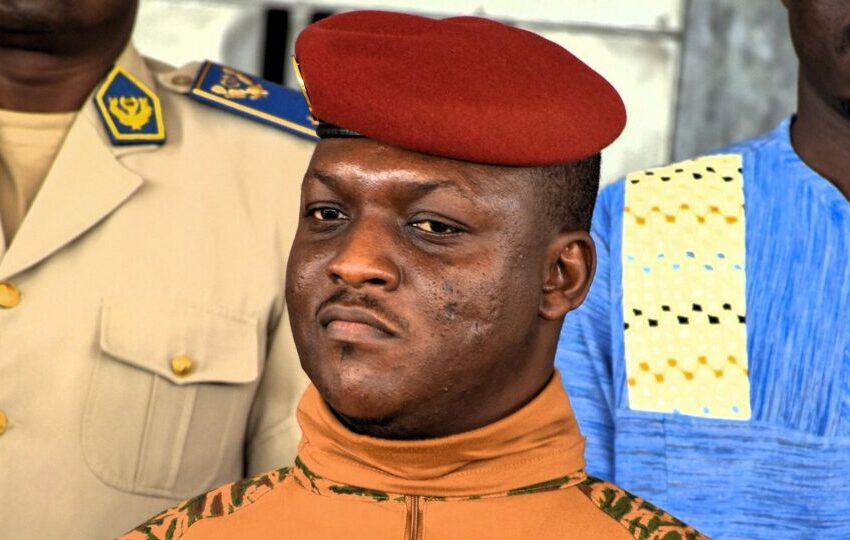  Junta militar de Burkina Faso demite primeiro-ministro e dissolve o governo
