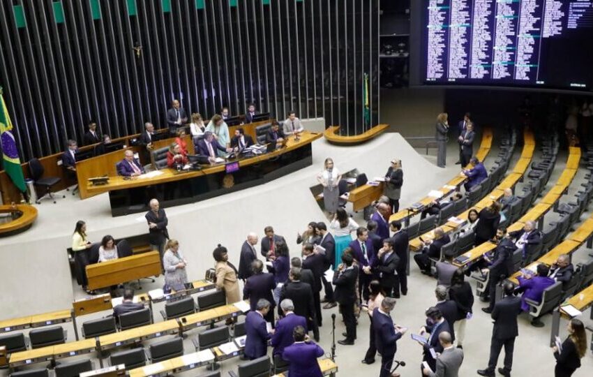  Deputados batem recorde de reembolso para abastecer jatinhos particulares em 2024