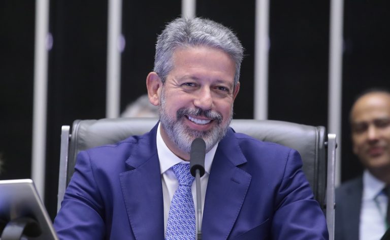  Homenageado no Plenário por deputados de diversos partidos, Lira diz que voltará ao chão de fábrica