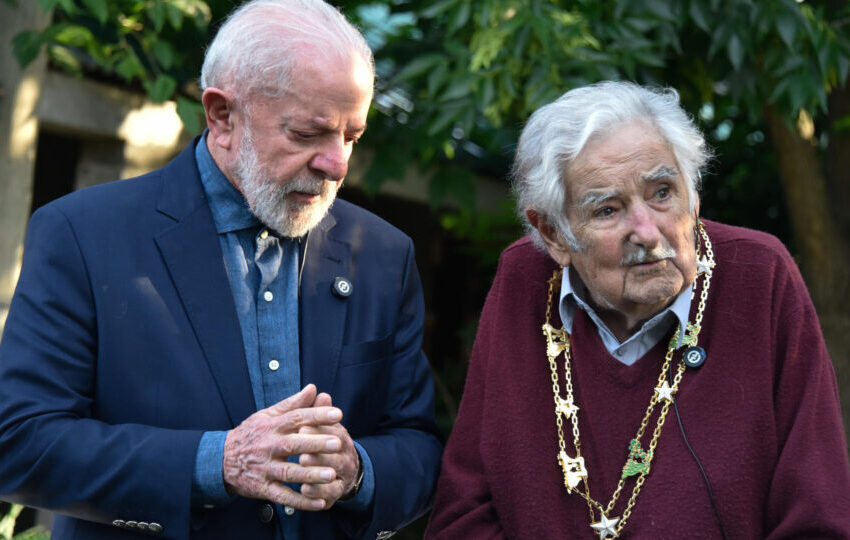  No Uruguai, Lula condecora Mujica com maior honraria do Brasil