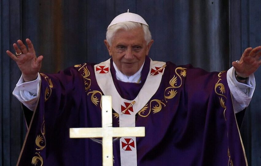  Meloni presta homenagem no segundo ano da morte do papa Bento XVI