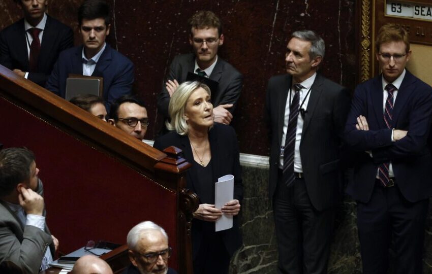  Esquerda quer eleição presidencial antecipada na França após premiê de Macron ser destituído