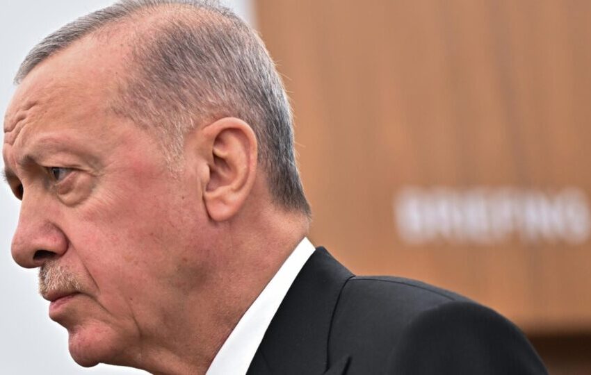  Após queda de Assad, Turquia vai abrir passagem na fronteira para volta de refugiados à Síria