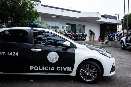  Família é feita refém durante assalto em Campos