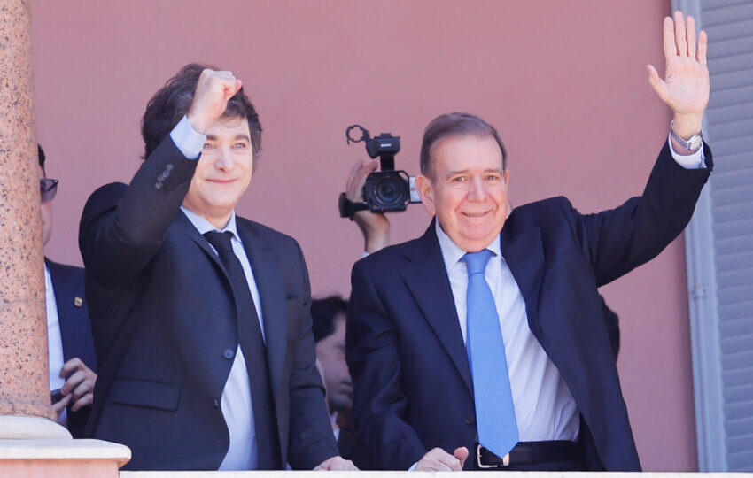  Milei e González aparecem na sacada da Casa Rosada e são ovacionados por manifestantes