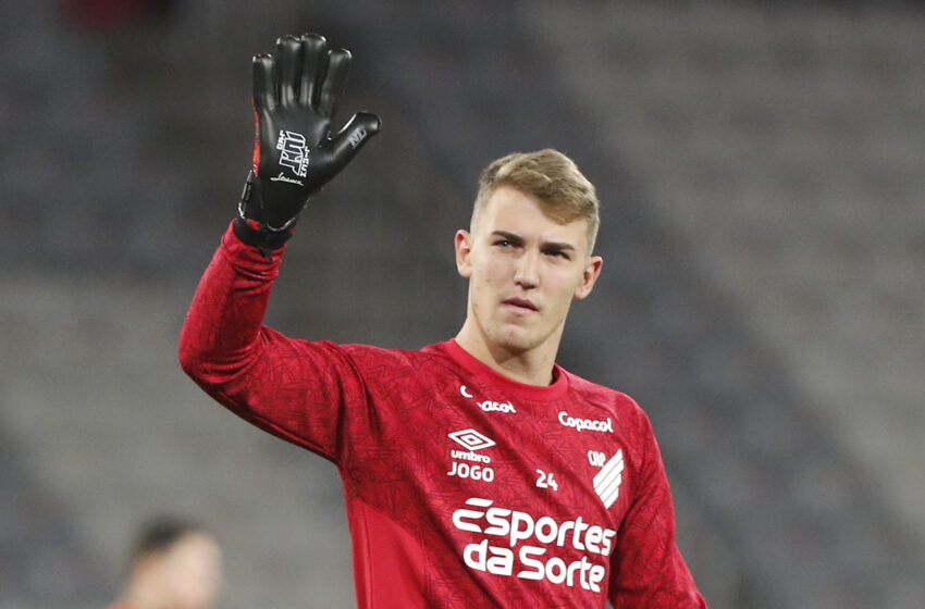  Goleiro se despede do Athletico para acertar com o Botafogo; veja valores