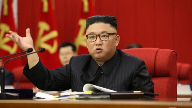  Coreia do Norte lança míssil de alcance intermediário durante visita de Blinken a Seul