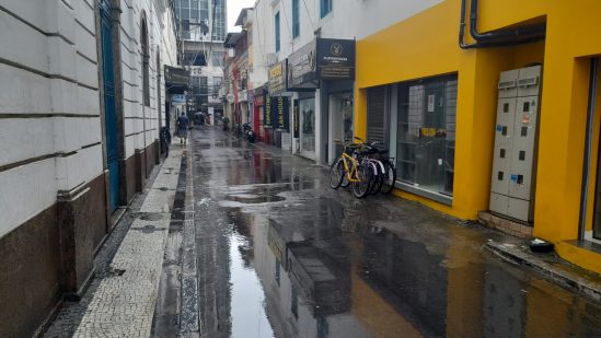  Chuva com raios afeta abastecimento de água em bairros de Campos