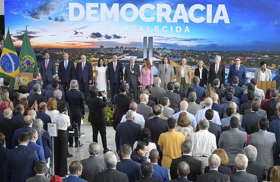  Evento em defesa da democracia lembra os dois anos dos atos golpistas em Brasília e reforça pedidos de punição