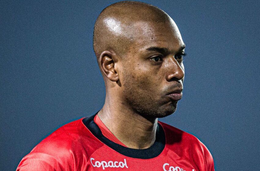  Fernandinho foi obrigado a dizer adeus ao Athletico