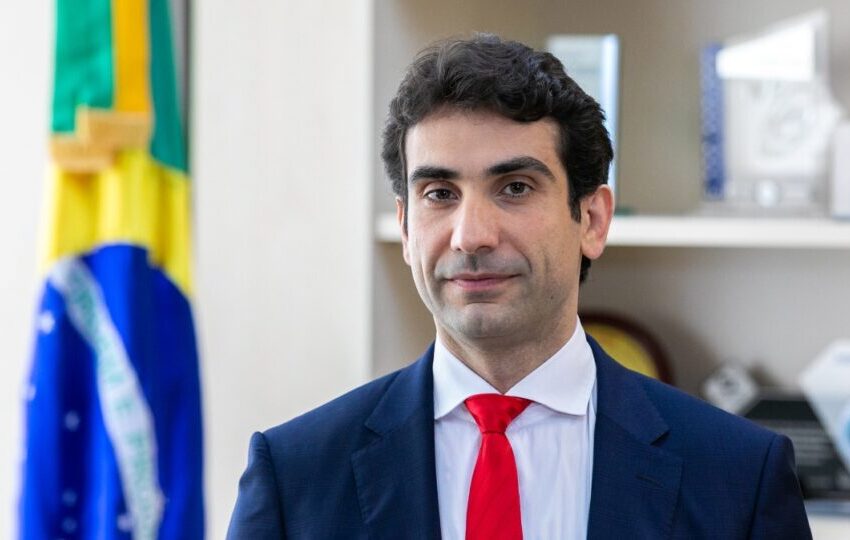  Dólar dispara no primeiro dia de Galípolo como presidente do BC