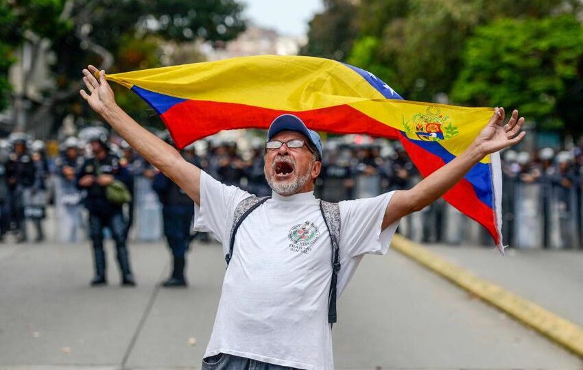  Centenas de venezuelanos se reunem em praça na Argentina em apoio a González