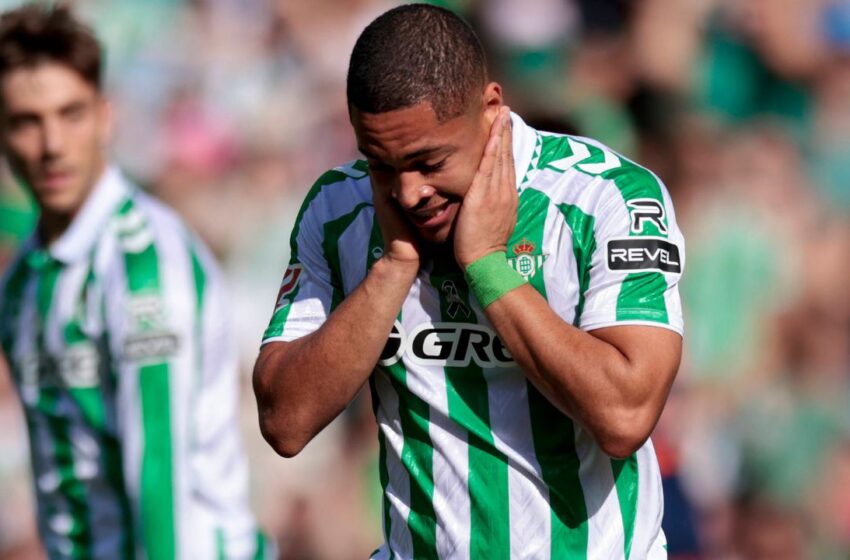  Vitor Roque perde gol inacreditável pelo Betis e é consolado por ídolo espanhol