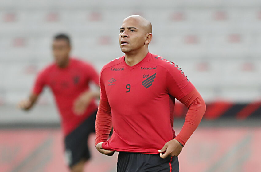  Ex-Athletico tenta retomar carreira no futebol: “Perdi 22 quilos”