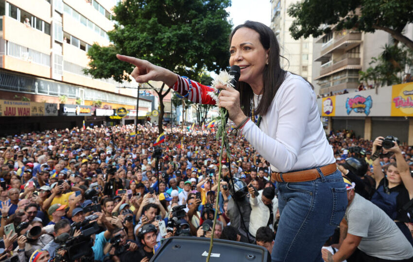  María Corina é presa por forças de Maduro após deixar protesto na Venezuela