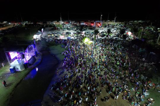  Samara Souza agita o público no primeiro dia de shows no Lagamar