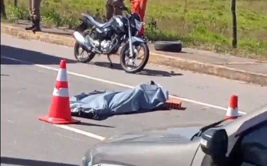 Motociclista morre ao ser atingido por roda solta na Avenida Arthur Bernardes